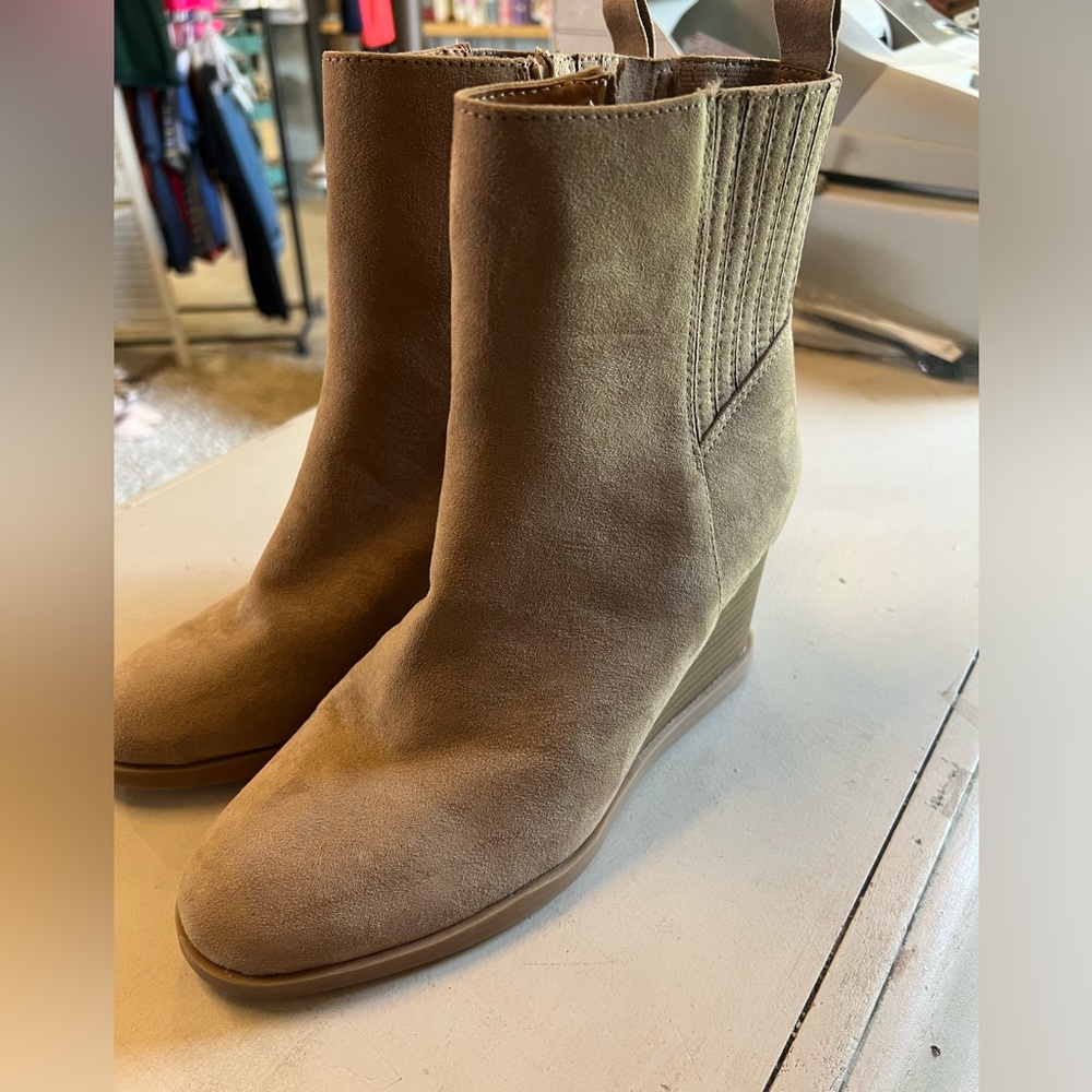 Universal Thread Boots